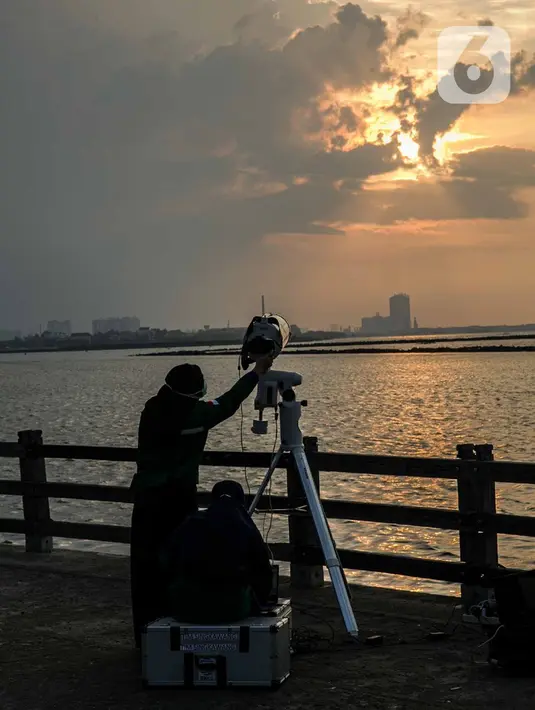 Tim Hilal BMKG melakukan rukyat hilal awal Ramadan 1442 Hijriyah di Dermaga Hati, Taman Impian Jaya Ancol, Jakarta Utara, Senin (12/4/2021). Tim gagal melihat hilal karena tertutup awan, namun berdasarkan hisab awal Ramadan 1442 H jatuh pada 13 April 2021. (Liputan6.com/Faizal Fanani)