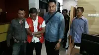 Akh rojiun, Pejabat DInas Pendidikan Sampang, saat dibawa penyidik kejaksaan. (liputan6.com/Musthofa Aldo)