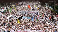 Massa FPI berunjuk rasa di depan Balai Kota Jakarta, Jumat (14/10/2016). (Liputan6.com/Hemi Fithriansyah)