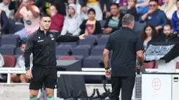 Hansi Flick meninggalkan lapangan setelah menerima kartu merah pada menit ke-90, dari kartu kuning kedua. (AFP/Josep Lago)