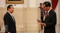 Presiden Joko Widodo bersiap memberi penganugerahan tanda kehormatan RI ke Jepang di Istana Negara, Jakarta, Senin (23/11/2015). Jokowi memberi penganugerahan kepada Ketua Liga Parlemen Jepang-Indonesia Mr. Toshihiro Nikai. (Liputan6.com/Faizal Fanani)