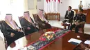 Presiden Joko Widodo berbincang dengan Menteri Luar Negeri Arab Saudi Adel bin Al-Jubeir dan rombongannya di Istana Kepresidenan Bogor, Senin (22/10). (Liputan6.com/Angga Yuniar)