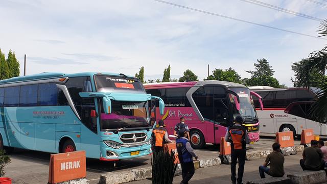 Suasana di Terminal Kampung Rambutan,