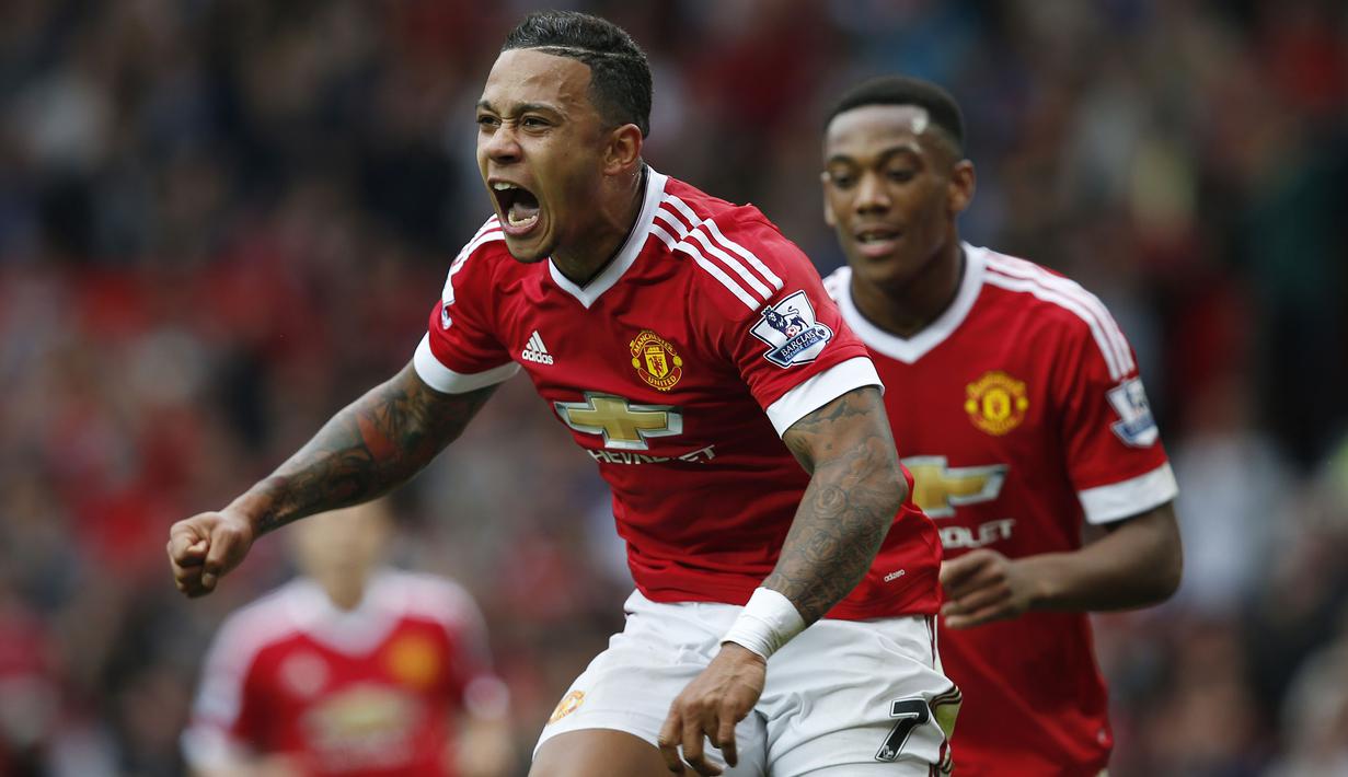 Pemain Manchester United, Memphis Depay merayakan gol yang dicetaknya ke gawang Sunderland pada laga Liga Inggris di Stadion Old Trafford, Manchester, Sabtu (26/9/2015). (Reuters/Andrew Yates)