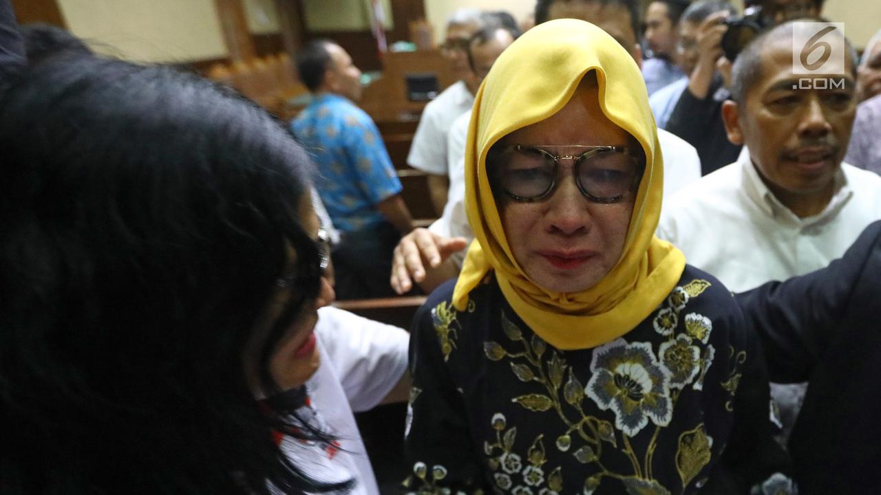Tangis Kerabat di Sidang Vonis Karen Agustiawan