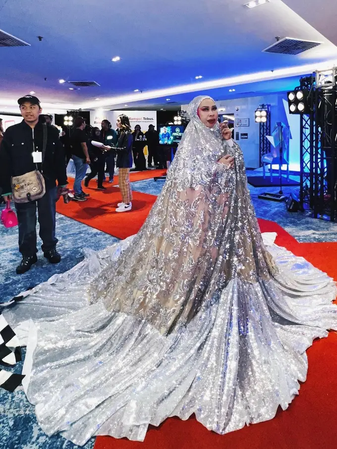 Pakai Mukena Jumbo di Red Carpet, Jutawan Malaysia Dituding Mengolok-olok Agama