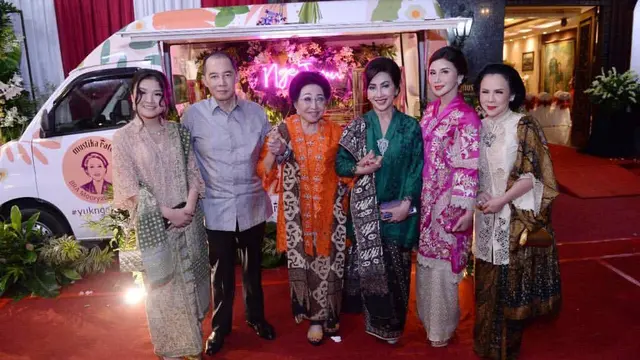 8 Gaya Anggun Mooryati Soedibyo dalam Kebaya yang Akan Dikenang Sepanjang Masa