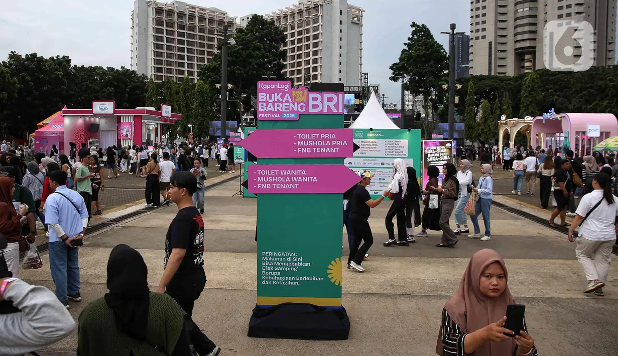 Pengunjung memadati area event KapanLagi Buka Bareng BRI Festival 2025 yang digelar di Plaza Parkir Timur Gelora Bung Karno, Senayan, Jakarta, Sabtu (15/3/2025). (Liputan6.com/Angga Yuniar)