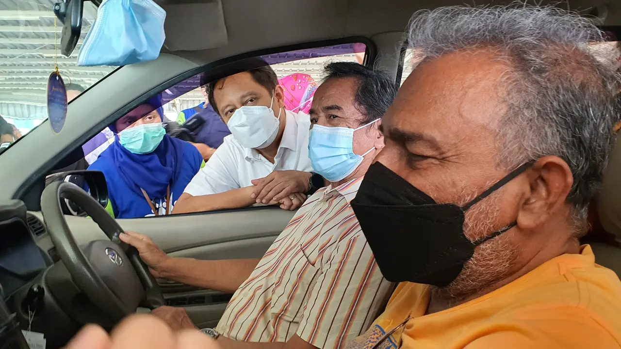Menkes Budi Tinjau Vaksinasi Covid-19 di RSUI Depok