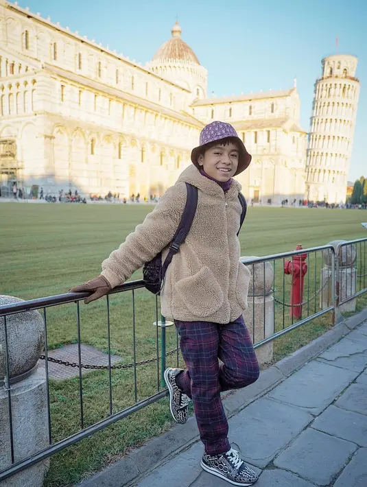 Betrand Peto juga sering terlihat tampil kasual dengan busana dari berbagai brand ternama. Celana motif yang dipadukan dengan jaket hangat serta bucket hat ini pun terlihat simpel namun memesona. (Liputan6.com/IG/@betrandpetoputraonsu)