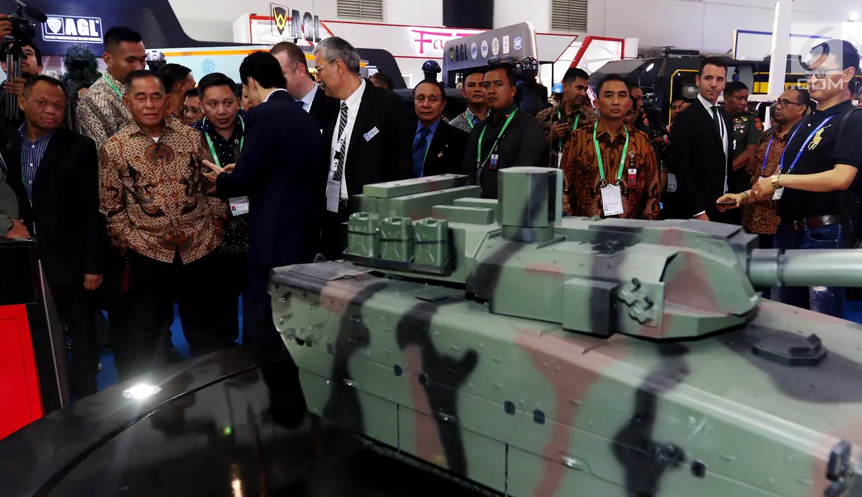 Menhan Ryamizard Ryacudu mengunjungi stand Indo Defence 2018 Expo and Forum,  Jakarta, Rabu (9/11). Pameran ini menjadi ajang promosi bisnis dan teknologi bagi industri pertahanan Indonesia dan dunia. (Liputan6.com/Johan Tallo)