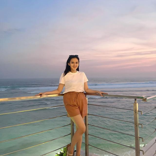 6 Wanita Ini Mendadak Jadi Seleb Usai Menikah dengan Artis, Makin Terkenal