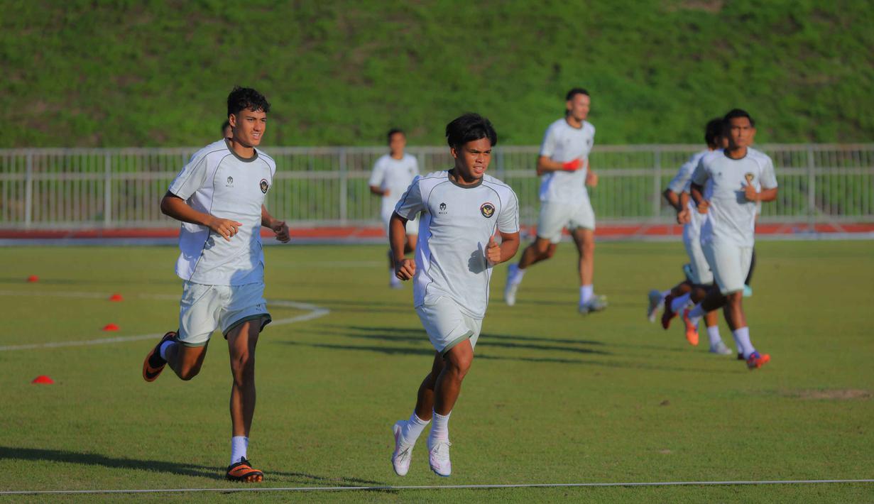 Penting dicatat bahwa tim asuhan pelatih Indra Sjafri ini datang ke SEA Games 2025 dengan misi mempertahankan medali emas. Tampak dalam foto, pemain Tim Nasional (Timnas) Indonesia U-22  melakukan sesi latihan di Rajamangala University of Technology Lanna Stadium, Doi Saket, Chiang Mai pada Minggu (7/12/2025) sore waktu setempat. (Bola.com/Bagaskara Lazuardi)