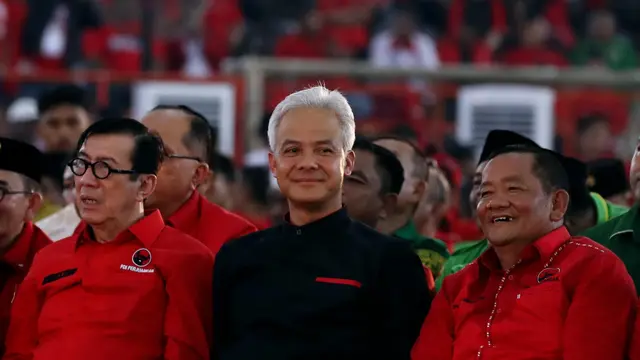 Bakal calon presiden Ganjar Pranowo bersama  Ketua DPD PDI Perjuangan Sumatera Utara Rapidin Simbolon, dan Ketua DPP PDIP Yasonna H Laoly.