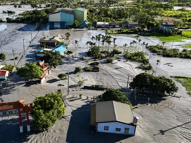 Foto udara menunjukkan sebagian wilayah Kota Guangfu terendam banjir setelah danau penghalang meluap di Hualien pada Kamis 25 September 2025, menyusul hujan deras ketika Topan Super Ragasa melanda Taiwan. (I-Hwa Cheng/AFP)