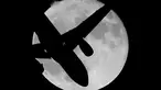 Siluet pesawat pada saat fenomena Supermoon yang muncul di atas langit Ronda, Spanyol, Senin (17/10). Dalam fenomena tersebut, bulan purnama terlihat lebih besar dan terang karena berada di jarak terdekat dengan bumi. (Reuters/Jon Nazca)