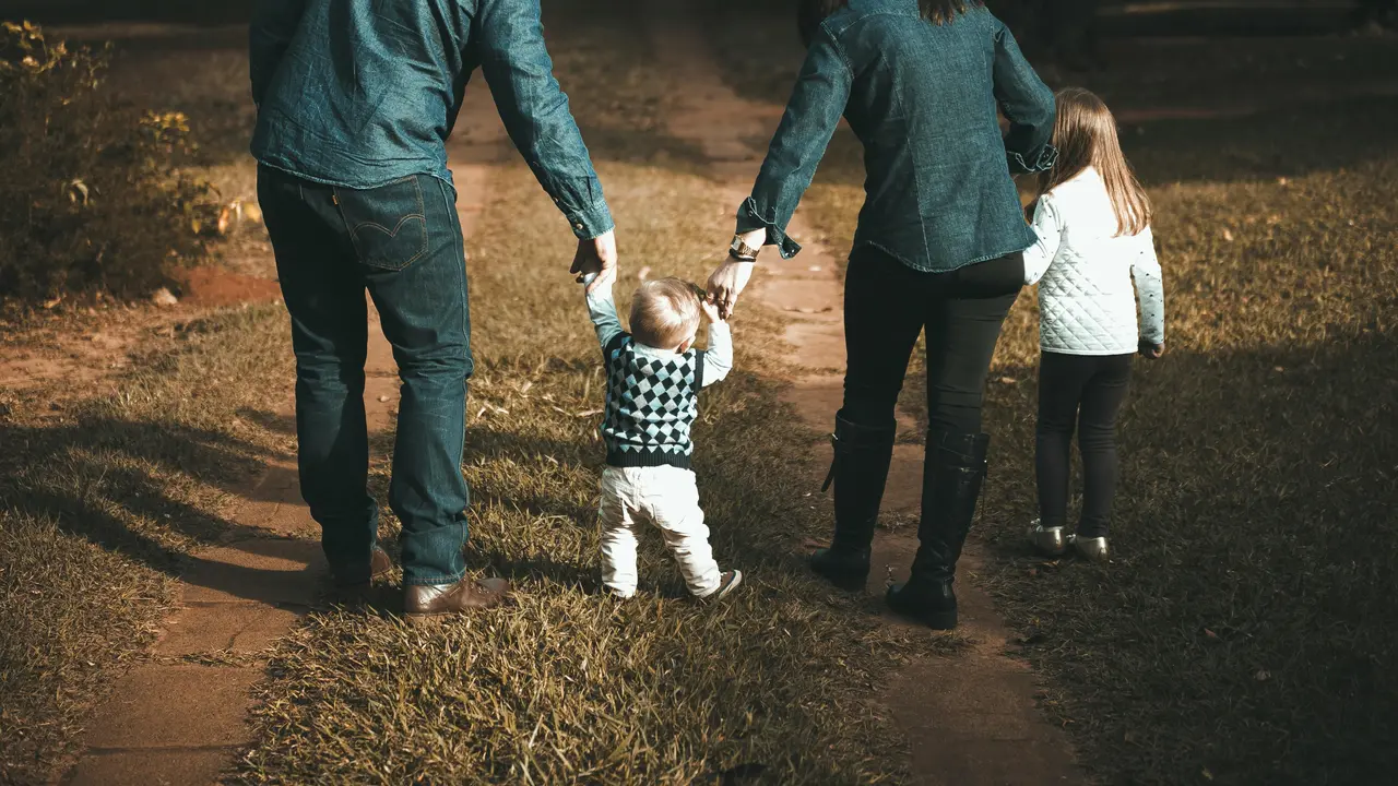 5 Mitos dan Fakta Positive Parenting, Benarkah Anak Menjadi Sulit Diatur?