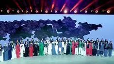 Para desainer dan model menyapa audiens di penghujung acara peragaan busana Desainer Zhang Zhaoda dan putrinya, Zhang Kaihui, dalam Beijing Fashion Week di Beijing, ibu kota China (15/9/2020). (Xinhua/Chen Jianli)