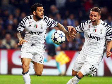 Dani Alves (kiri) dan  Marko Pjaca (kanan) menjadi penentu kemenangan dengan mencetak satu gol untuk kemenangan timnya saat melawan FC Porto pada babak 16 besar Liga Champions di Dragao stadium, Porto, (22/2/2017). (EPA/Jose Coelho)