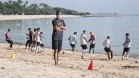 Pelatih Bali United, Stefano Cugurra Teco, memberikan variasi menu latihan berupa menggenjot fisik pemain di bibir pantai. (dok. Bali United)