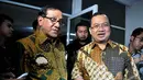 Akbar Tandjung dan Priyo Budi Santoso menjawab pertanyaan awak media usai menggelar rapat di DPP Golkar, Slipi, Jakarta Barat, Rabu (12/11/2014)(Liputan6.com/Johan Tallo)