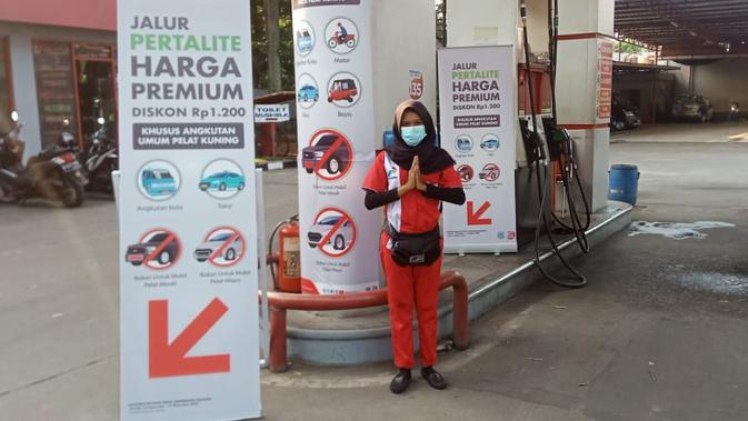 Harga bahan bakar minyak atau BBM jenis Pertalite di Kota Tangerang Selatan (Tangsel) turun menjadi Rp 6.450 per liter.