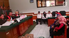 Tiga terdakwa kasus dugaan penipuan First Travel mendengarkan keterangan saksi di Pengadilan Negeri Depok, Jawa Barat, Senin (19/3). Sidang digelar dengan agenda mendengarkan keterangan 13 orang saksi. (Liputan6.com/Immanuel Antonius)