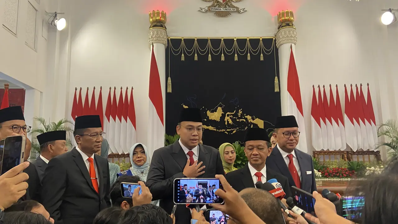 Wakil menteri komunikasi dan informatika (wamen kominfo), Angga Raka Prabowo setelah resmi dilantik Presiden Jokowi di Istana Negara Jakarta.