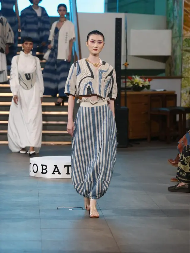 Kreasi Seni Pahat Batak dalam Koleksi Teranyar Tobatenun ‘Kayu dan Kosmos’