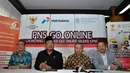 Usai meluncurkan sistem tes seleksi CPNS berbasis online di Jakarta, Menteri PAN-RB, Azwar Abubakar (kedua dari kiri), langsung mengadakan jumpa pers, (20/8/2014). (Liputan6.com/Miftahul Hayat)