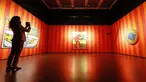 Pengunjung mengamati karya seni seniman Amerika Serikat Keith Haring saat pameran di Museum Folkwang, Essen, Jerman, Selasa(1/9/2020). Keith Haring merupakan seniman jalanan asal New York yang meninggal akibat komplikasi AIDS pada tahun 1990. (AP Photo/Martin Meissner)