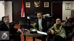Ketua MPR Zulkifli Hasan (kanan) menerima kunjungan Senator Australia Barat Chris Back (kiri) di Kompleks Parlemen, Jakarta, Senin (28/9/2015). Pertemuan untuk menjalin kerjasama antar parlemen kedua negara. (Liputan6.com/Johan Tallo)
