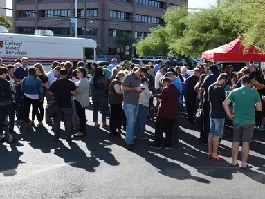 Sejumlah orang mengantre donor darah di bank darah United Blood Service, Las Vegas, Selasa (3/10). Mereka mendonorkan darahnya untuk korban luka penembakan Las Vegas yang menewaskan 59 orang dan melukai sekitar 500 lainnya (Ethan Miller/Getty Images/AFP)