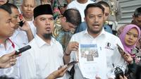 Kuasa hukum Ahmad Dhani, Ramdan Alamsyah menunjukan barang bukti dari media sosial, Jakarta, Rabu (9/11). Ahmad Dhani melaporkan oknum pihak yang menuduhnya menghina Presiden Joko Widodo. (Liputan6.com/Yoppy Renato)
