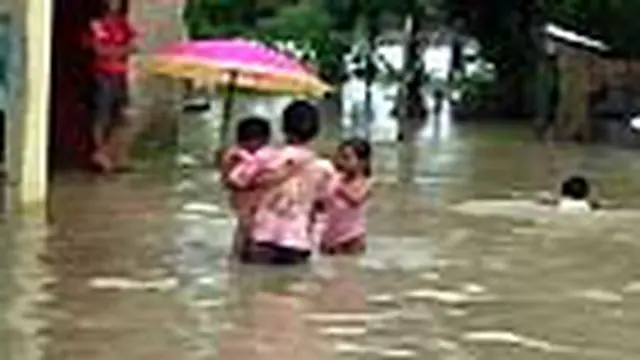 Pemkot Bojonegoro, Jatim, memberlakukan keadaan siaga banjir tiga menyusul terendamnya sejumlah kelurahan. Warga mengikat perabot mereka agar tidak hanyut terbawa air yang tiba-tiba melanda.
