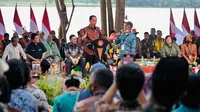 Presiden Jokowi menyerahkan 514 Surat Keputusan (SK) Perhutanan Sosial, 19 SK Hutan Adat, dan 46 SK Objek Reforma Agraria (TORA) di Wisata Hutan Bambu, Kota Balikpapan, Provinsi Kalimantan Timur, Rabu (22/2/2023). (Dok Setpres)