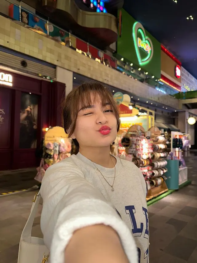 6 Potret Nathalie Holscher Tampil Berponi Dibilang Mirip Fuji, Bikin Pangling