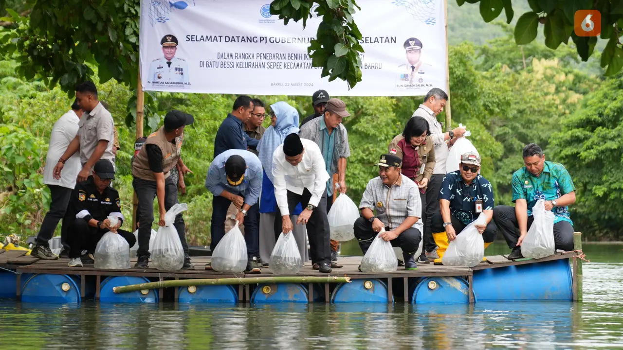 Pj Gubernur Sulsel Bahtiar Baharuddin tebar bibit ikan nila (Liputan6.com/Istimewa)