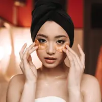 Cara menguranginya dengan skincare yang tepat dan kandungan aktif seperti peptida, kafein, dan niacinamide untuk membuat area mata tampak lebih segar dan cerah. (Foto: lookstudio/Freepik)