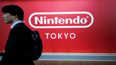 Seorang pria berjalan melewati logo Nintendo Co. Jepang yang dipajang di toko baru Nintendo di Tokyo, 19 November 2019. Nintendo akan meresmikan toko pertamanya di ibu kota Jepang tersebut pada pekan ini. (Behrouz MEHRI/AFP)