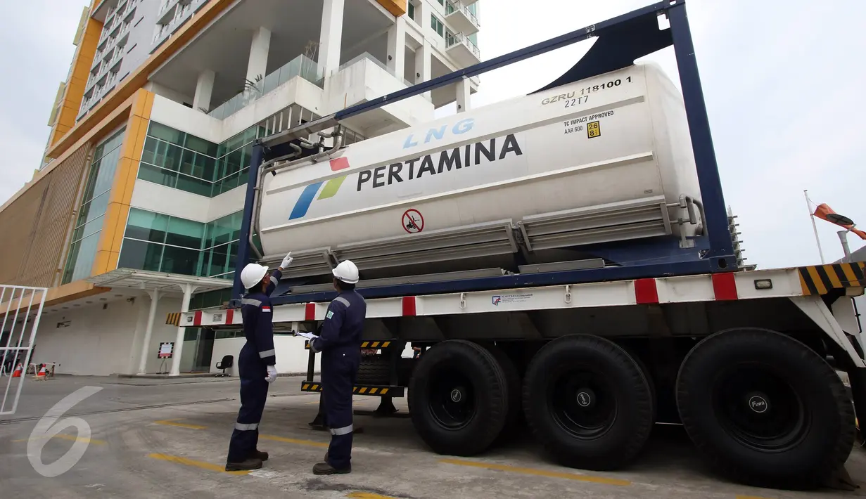 Petugas melakukan pengecekan pada alat penyimpanan LNG di Balikpapan, Kalimantan Timur, Selasa (27/10/2015).  Gas sangat cocok untuk tempat komersial seperti mal, karena ramah lingkungan dan tidak menimbulkan polusi.. (Liputan6.com/Immanuel Antonius)
