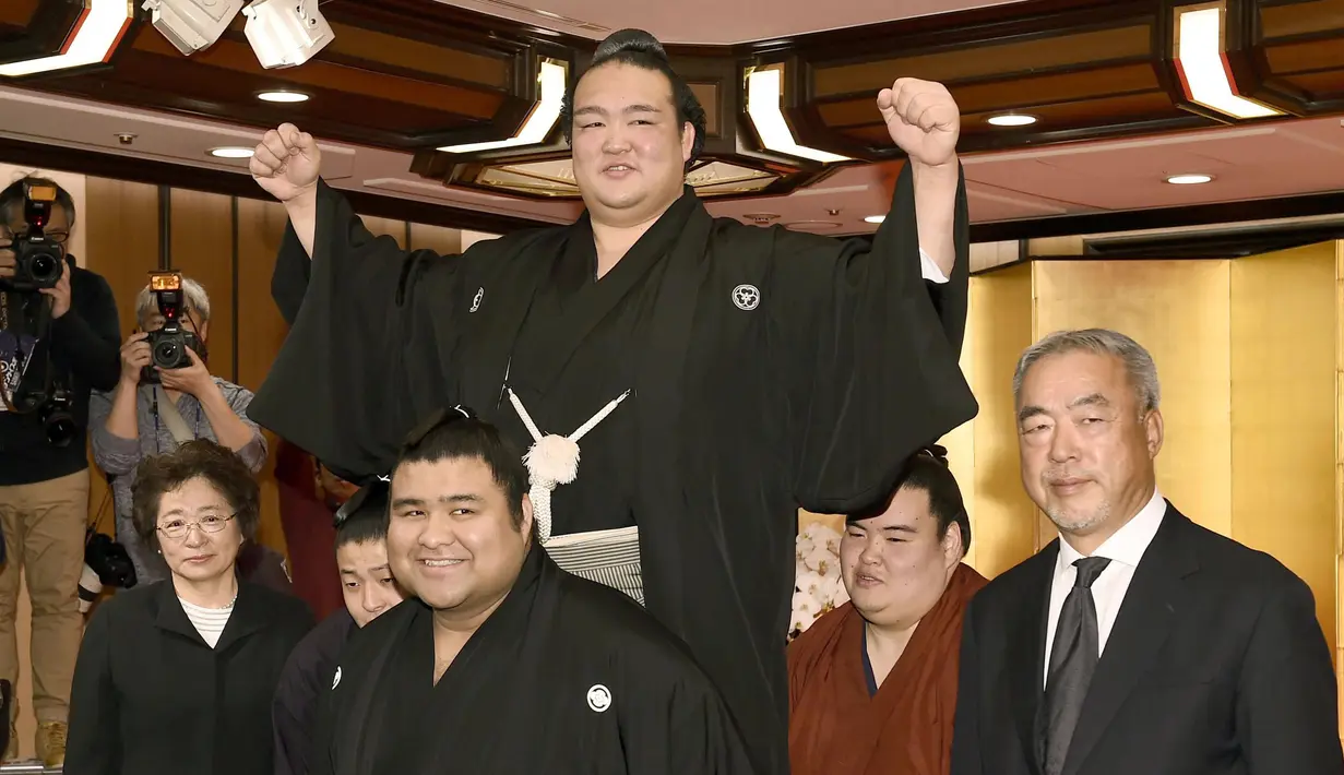 Kisenosato merayakan kemenangannya di Tokyo, Jepang, Rabu (25/1). Kisenosato menjadi pesumo pertama asli Jepang sejak Wakanohana pada 1998 yang mampu promosi ke kelas Yokozuna atau Grand Champion. (Naohiko Hatta / Kyodo News via AP)