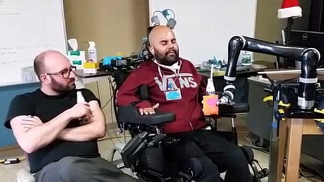 Gunakan Kekuatan Pikiran, Pria Ini Mampu Gerakkan Tangan Robot