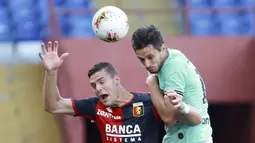 Bek Inter Milan, Andrea Ranocchia, duel udara dengan pemain Genoa, Andrea Favilli, pada laga Serie A di Stadion Luigi Ferraris, Sabtu (25/7/2020). Inter Milan menang 3-0 atas Genoa. (Tano Pecoraro/LaPresse via AP)