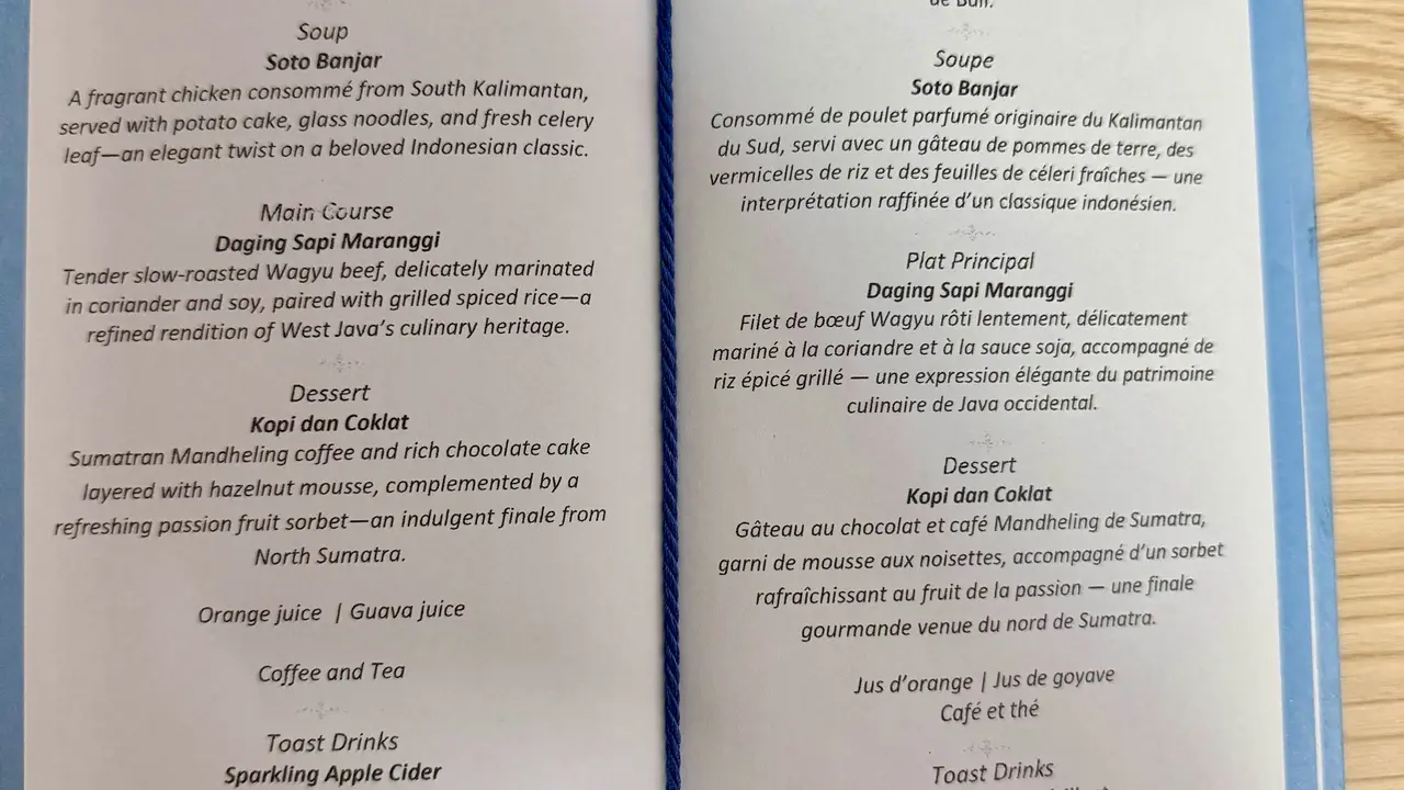 Daftar menu yang disajikan saat jamuan santap malam kenegaraan yang digelar Prabowo Subianto dalam rangka kunjungan kenegaraan Presiden Macron di Istana Negara, Jakarta, Rabu, 28 Mei 2025.