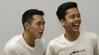 Pebulutangkis, Anthony Ginting dan Jonathan Christie, saat lelang untuk Palu dan Donggala di Grand Indonesia, Jakarta, Sabtu (24/11). Pebulutangkis Indonesia lelang barang untuk bantu korban bencana alam. (Bola.com/Vitalis Yogi Trisna)
