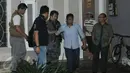 Gatot Brajamusti alias Aa Gatot keluar dari rumahnya dikawal petugas usai dilakukan pemeriksaan atas rumahnya di kawasan Pondok Pinang, Jakarta, Kamis (1/9). (Liputan6.com/Yoppy Renato)