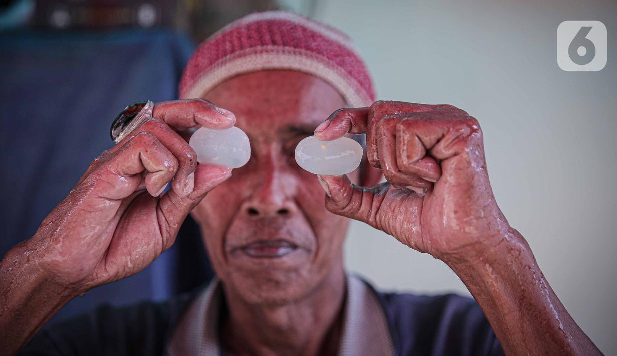 Pedagang memperlihatkan kolang kaling dagangannya di kawasan Tanah Abang, Jakarta, Kamis (7/4/2022). Pedagang mengatakan penjualan kolang kaling di masa pandemi kali ini meningkat hingga 80 persen dibandingkan pada bulan Ramadhan tahun lalu. (Liputan6.com/Faizal Fanani)
