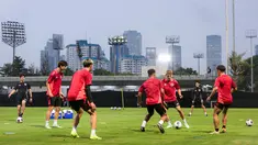 Sejumlah pemain Jepang melakukan rondo saat mereka menggelar latihan perdana menjelang laga putaran ketiga Kualifikasi Piala Dunia 2026 melawan Timnas Indonesia yang berlangsung di Lapangan A, kompleks SUGK, Senayan, Jakarta, Senin (11/11/2024). Lima pemain tersebut adalah Yuto Nagatomo, Sakine Hiroki, Kota Takai, Ritsu Doan, dan Joel Chima Fujita. (Bola.com/Bagaskara Lazuardi)
