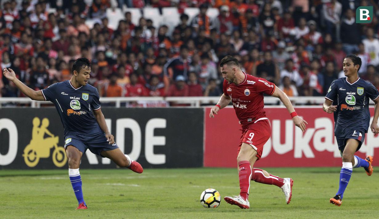 Striker Persija, Marko Simic, menggiring bola saat melawan Persela pada laga Liga 1 di SUGBK, Jakarta, Selasa (20/11). Persija menang 3-0 atas Persela. (Bola.com/Yoppy Renato)
